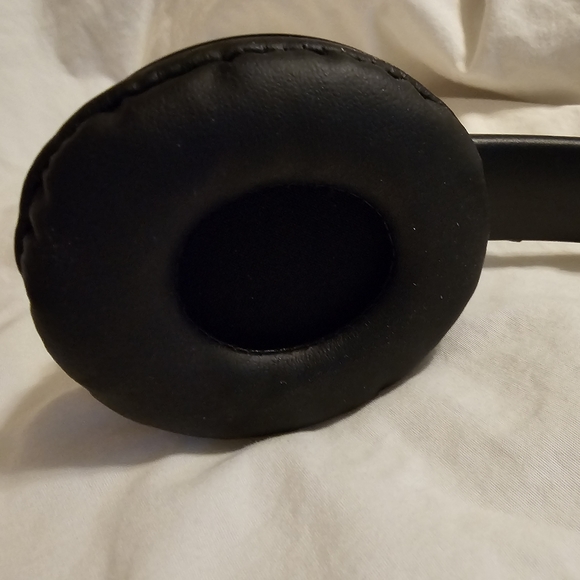 P47 5.0 + EDR WIRELESS HEADPHONES. - Picture 2 of 7